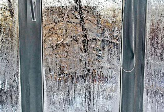 Зашто се пластични прозори зноју зими?