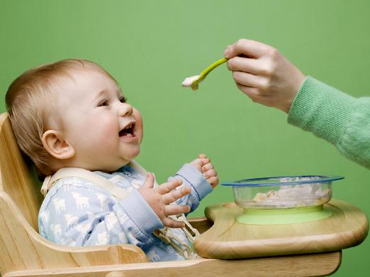 Шта да храните бебу након годину дана?